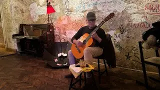 Gustavo nos deleita con una trova venezolana en Szimpla Kert de #Budapest