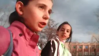 Мы идем с подругой в школу.