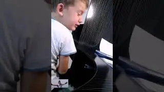 Мальчик делает уроки но не хочет учится