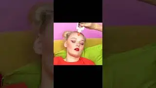 Mientras la chica dormía, su amiga le puso pegamento en la cara.