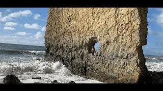 Море, волны и простреленный парус