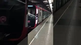 Подмигнул! Электропоезд Москва 2020 прибывает на станцию Петровский парк БКЛ