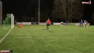 Gol su rigore con rovesciata.