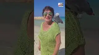 بغبغان يفاجئ لبلبة بقبلة أثناء غنائها على بحر في عطلة صيفية
