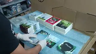 Processo de montagem da Edição Especial de Colecionador de Monster ( Blu-ray e DVD).