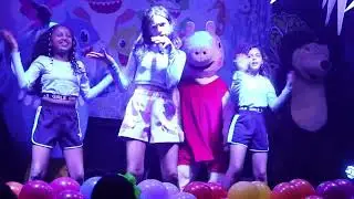 Baby Shark no teatro com  yasmin Melo e sua turma