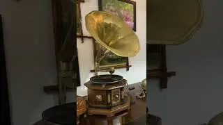 සියා ඉස්සර සිංදු ඇහුව හැටි සිංදුවක් දාලම පෙන්නුවා 😘