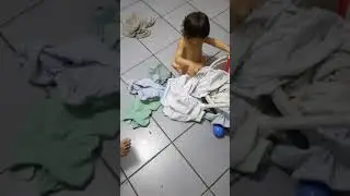 luccas tirando todas as roupas suja dele da bacia