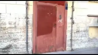 Евгений Понасенков выходит из подъезда