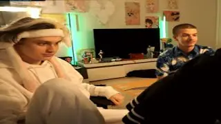 ТЕНДЕРЛИ ПОКАЗАЛА ПОПУ🤤