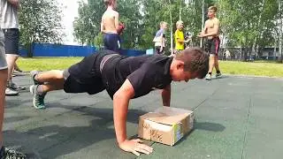 Отжимается Даниил