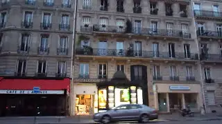 Пустынное утро в Париже: едем к Эйфелевой башне