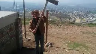 Reportero Extraño entre Albañiles destacados