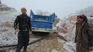 A snowy day and Jamshid and his father are surprised in the snow