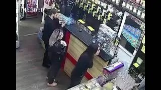драка девушек в магазине