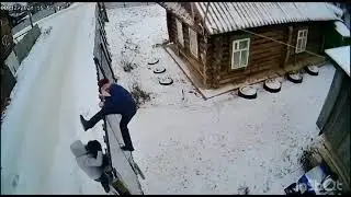 Играл с забором и проиграл: в Янауле мужик застрял в шпагате, пытаясь перелезть через забор.