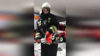 Девушка пожарный-доброволец