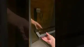 Стеклянная душевая с распашной дверью в тонированном стекле и чёрной фурнитуре