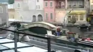 За рулем красного авто девушка )