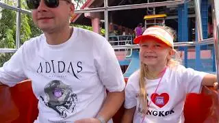 Alice plays in the Park for children to DREAM WORLD Bangkok !