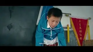 男孩上课迟到被班主任挂在讲台上，被全班人嘲笑，英语老师看到吓坏了