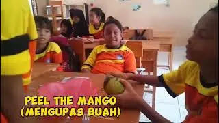 PRAKTEK B. INGGRIS CARA MENGUPAS BUAH MANGGA KELAS 1 2023/2024
