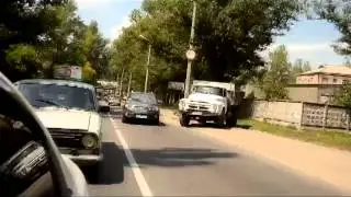 Зил чешет по газону