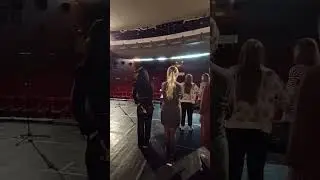 Хоровая репетиция на сцене перед концертом 🤩