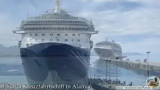 Ein grosses Kreuzfahrtschiff im Hafen von Alanya