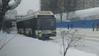 Мосгортранс  серебряный  Бор. повезло водителю и охранникам. чуть будку не снес.