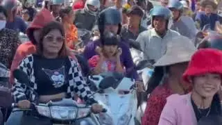 ទិដ្ឋភាពបងប្អូនប្រជាពលរដ្ឋ ទទួលអបអរទូក នរិន្ទរង្សីពិជ័យចិត្របុត្រ  ដង្ហែរឆ្ពោះទៅកាន់វត្តឯករង្សី ស្រុ