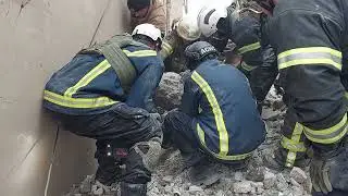 Обстрел Харькова 29 декабря 2023 года, мужчину достают с под завалов.