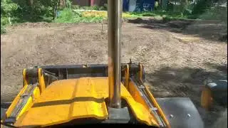 Планировка территории экскаватором-погрузчиком JCB