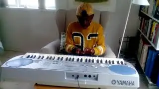 Alieu spela piano