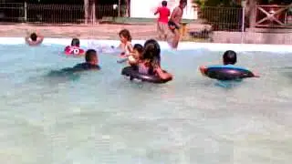 Ayah, Bunda, KK Linda, KK Angga, & KK Emy lagi Mandi di Kolam Baumata