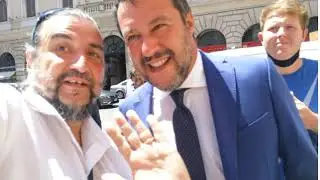 Il Saluto di Matteo Salvini ai fan col Salutatore