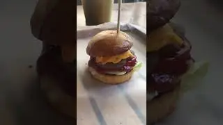 Отведал вкусный бургер!