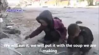 Niños en Syria recogiendo migas de pan del suelo!! Para sobrevivir!! MUY TRISTE!!