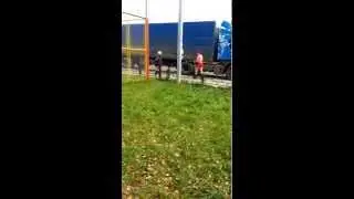 Голый мужик на лыжах осенью