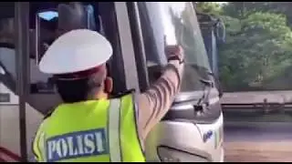 Seluruh mobil pemumpang maupun mobil pribadi yang dari arah jakarta di suruh putar balik