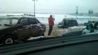 Мужик ссыт без палева.