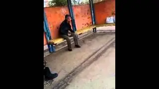 алкаш на остановке докапался до женщины прикол
