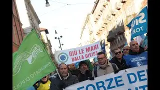 Polizia in corteo contro violenza e centri sociali: vogliono chiudere Aska e incontrare Lo Russo