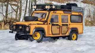 Breaks the ICE and rushes like a TANK! ... Land Rover Defender on icy roads. RC OFFroad 4x4