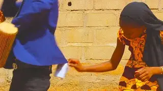 la petite kiné à volé l'argent de djeli baron 😅😂🤣😅😜