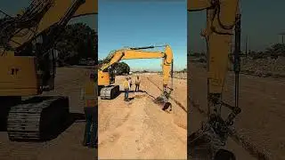 Excavadora en trabajos de rehabilitacion de canal de riego