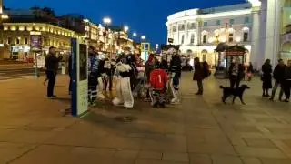 Хоккеисты летом на Невском ночью