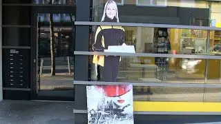 Postbotin in gelb und die - Lady in red /rot - Chris de Burgh (Hildesheim Post Schuhstraße 9.3.2022)