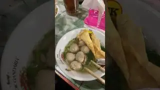 Kamu suka makan mie ayam atau makan bakso ? 