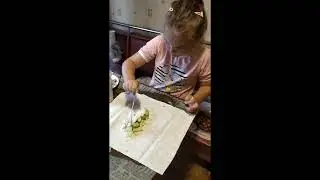 Шестилетняя дочка готовит шаурму/ Вырвали молочный зуб/ Веселый ребенок